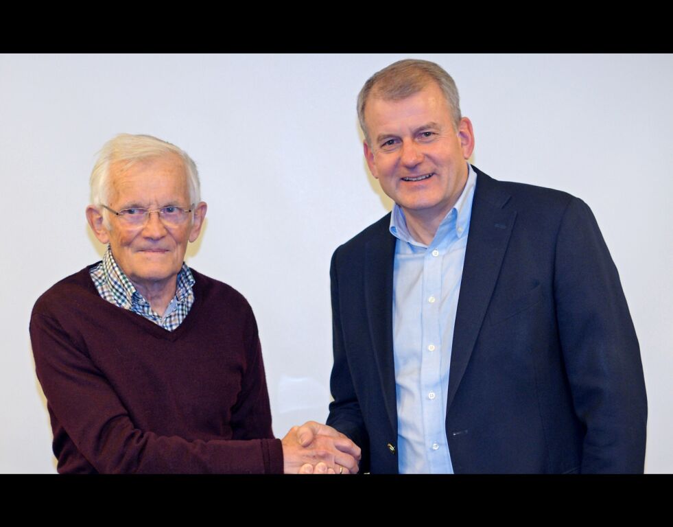 I helga kunne 83 år gamle Arne Ulvang motta skiforbundets høyeste utmerkelse for sin innsats for skiidretten av skipresident Eirik Røste.
 Foto: Norges skiforbund
