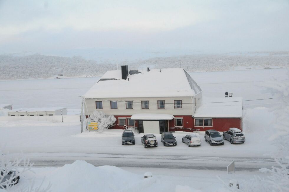 Om en utredning slår fast at den gamle Tollboden i Kirkenes, nedenfor den gamle brannstasjonen og Amfi senter, er egna til museumsformål og ivaretakelse av gamle kunstverk, kan det bli nytt Saviomuseum rett ved E6.
 Foto: Hallgeir Henriksen