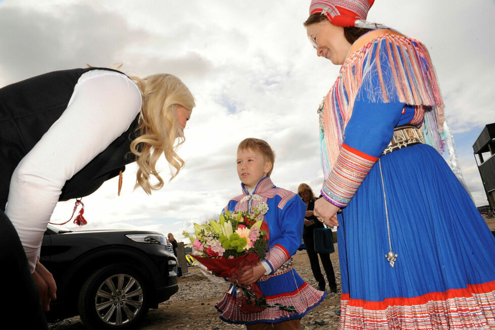 Mikkel Oliver Hætta Klemetsen (6) i klasse 1B overrakte kronprinsesse Mette-Marit blomster da hun ankom Guovdageainnu skuvla. Rektor Anna Margrethe Bæhr Hætta var selvsagt på plass utenfor nyskolen.
Foto: Rita Heitmann