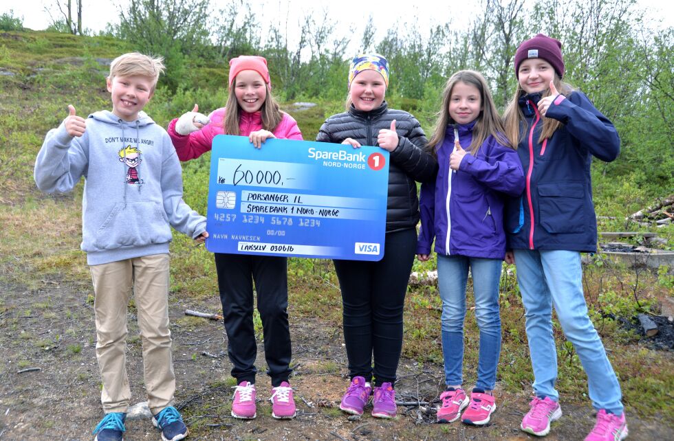 Jubler for gaven på 60.000 kroner, som ble overrakt i bakken der pengene skal brukes. Fra venstre: Karianne Olsen, Ane Norderval, Sara Guttorm, Christina Mikalsen og Kenneth Josefsen Borgen.
 Foto: Sonja E Andersen