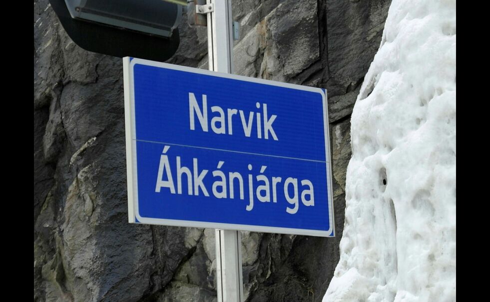 Sånn ser det tospråklige navnet på byen Narvik/Áhkánjárga ut. At hele Narvik kommune få samisk navn henger i en tynn tråd. (Foto: Steinar Solaas)