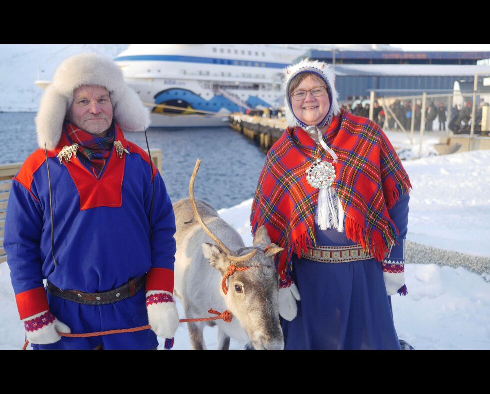 Per Alf Nilsen Sara og Siv Selnes Sara hadde med seg en rein på kaia i Honningsvåg, og de ble ivrig fotografert av turistene som kom  med årets første cruiseskip.