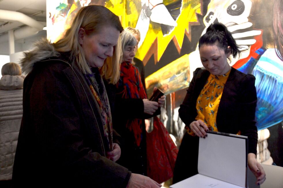 Marthe Tolnes Fjellestad signerte boka til glede for kjøperne.
 Foto: Sunniva Bornøy