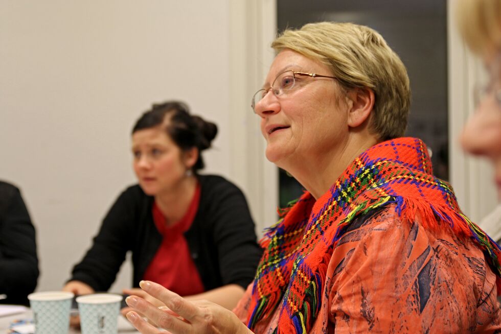 Elin Henriksen er en av initiativtakerne til samisk møteplass i Sør-Varanger.
– I dag har vi fått nye krefter og kompetanse fra Elle, noe som er kjempebra for at enda flere skal kunne få dele samisk kunnskap, fortalte Elin Henriksen som fungerte som møteleder.
 Foto: Silje L Kvammen