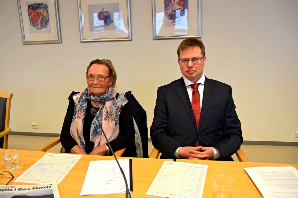 Miljødirektoratet opprettholder sin avgjørelse der Magnhild Reisænen nektes å kjøre til sin egen hytte. Nå blir det opp til Klima- og miljødepartementet å avgjøre saken endelig. 
Her er Reisænen sammen med advokat Johan Ravna.
 Foto: Tom Hardy