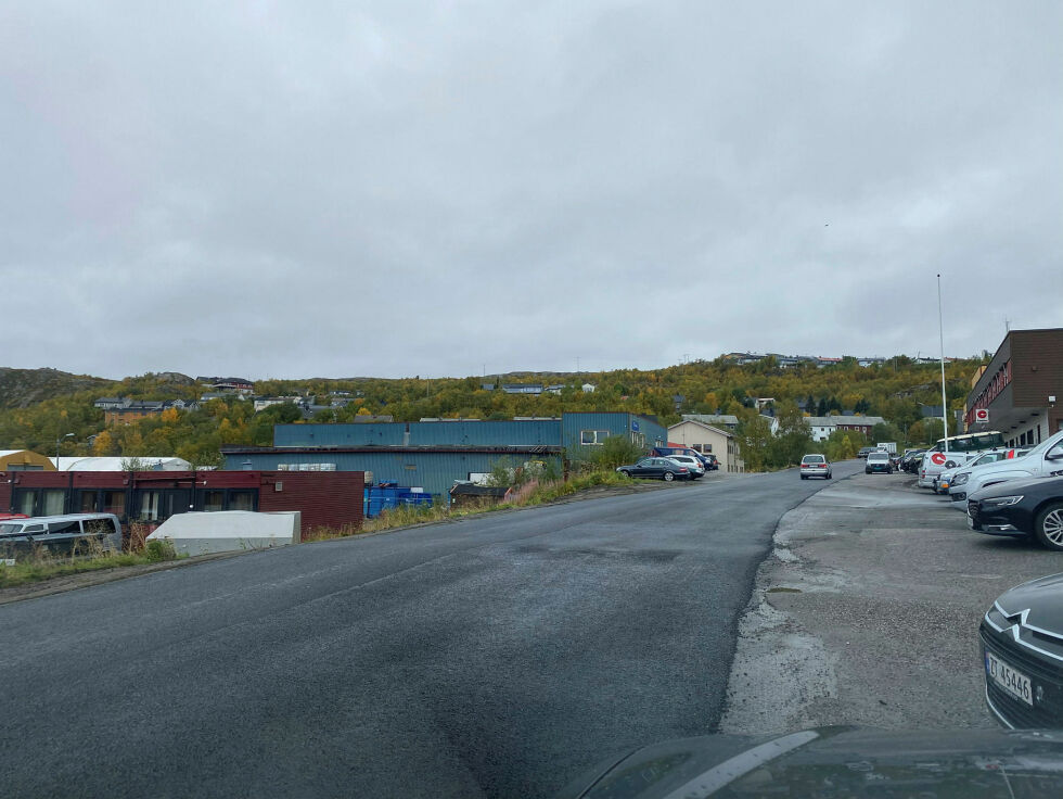 Hans Væggers vei i Kirkenes er blant gatene i sentrale Sør-Varanger som har fått nytt asfaltdekke nylig.
 Foto: Hallgeir Henriksen
