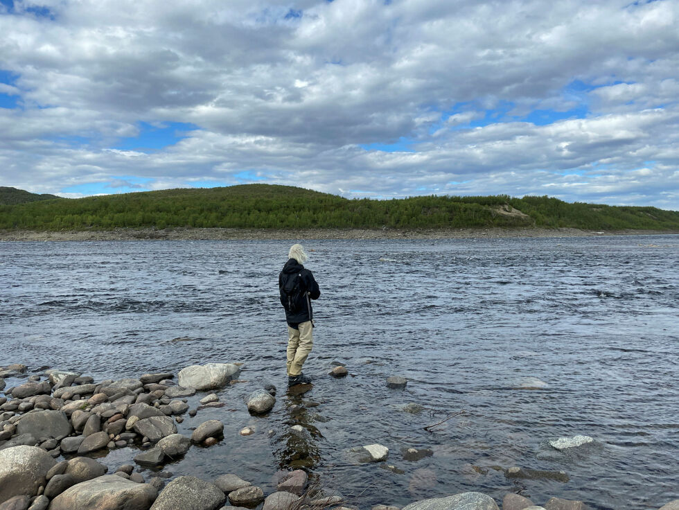 Juha Heinänen fisker på finsk side av Tanaelva, men sier at han ikke vil ha laksen på land.
ALLE FOTO: Birgitte Wisur Olsen
 Foto: Birgitte Wisur Olsen