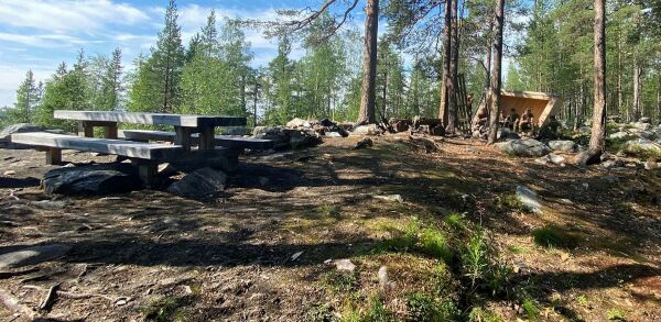 Spenstig gapahuk på plass for gratiskonsert