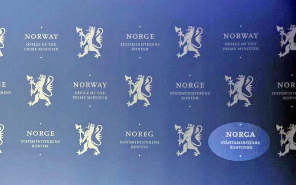 Nordsamisk har kommet med på veggen hvor statsministeren møter pressen (vår utheving). Nå kan alle samiske navnene bli offisielle. Foto: Statsministerens kontor