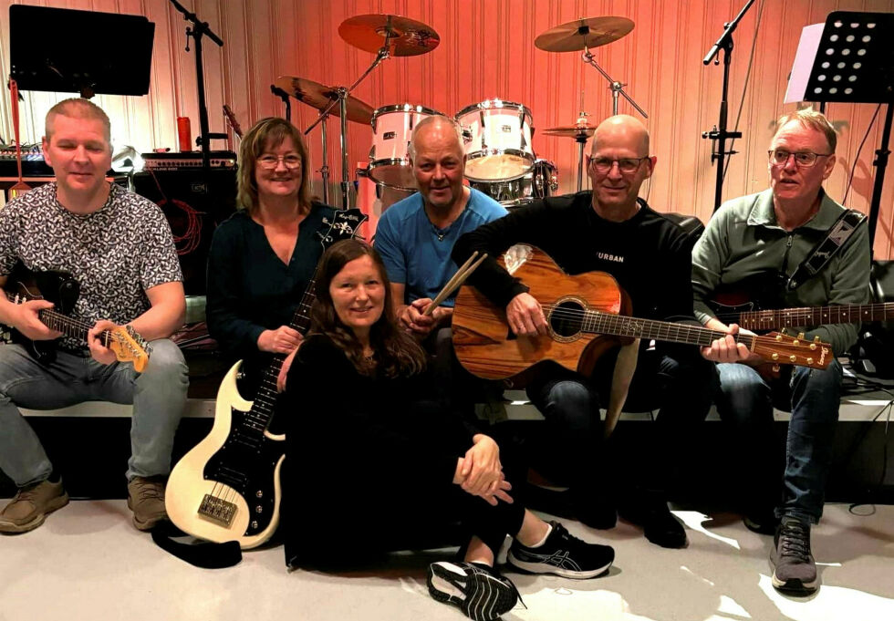 Lørdag 2. november stiller denne glade gjengen fra Børselv opp for å spille godlåter på Perleporten kulturhus. Fra venstre Arnold Håkonsen (gitar, tangenter, vokal), Berit Salamonsen (bass, vokal), Håkon Thomassen (trommer), John Arne Nilsen (gitar, vokal), Bjørnar Mikkelsen (gitar). Foran Mona Salamonsen (vokal).
 Foto: Privat