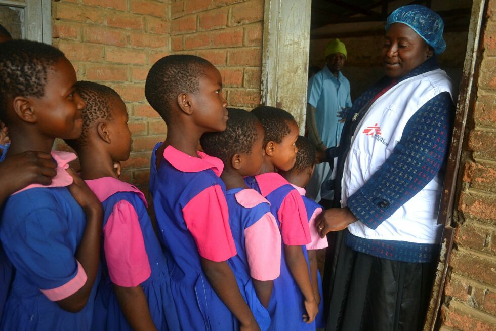 illustrasjonsbilde fra en vaksinasjonskampanje i Malawi i Chiradzulu-distriktet, der en av våre ansatte, Tifera, geleider de 9 år gamle jentene som er klare for å ta HPV-vaksine inn på helseklinikken. FOTO: NADIA MARINI/LEGER UTEN GRENSER