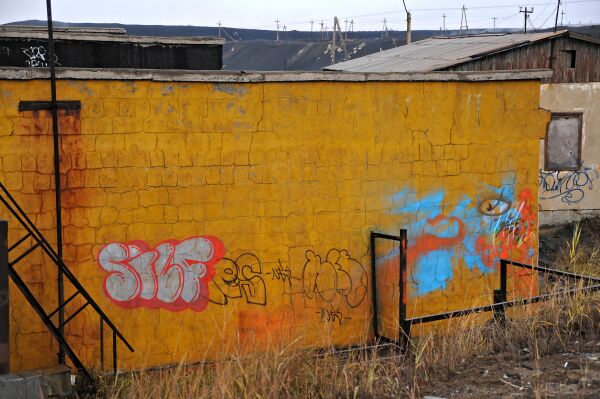 Graffiti pynter opp i  Nikel