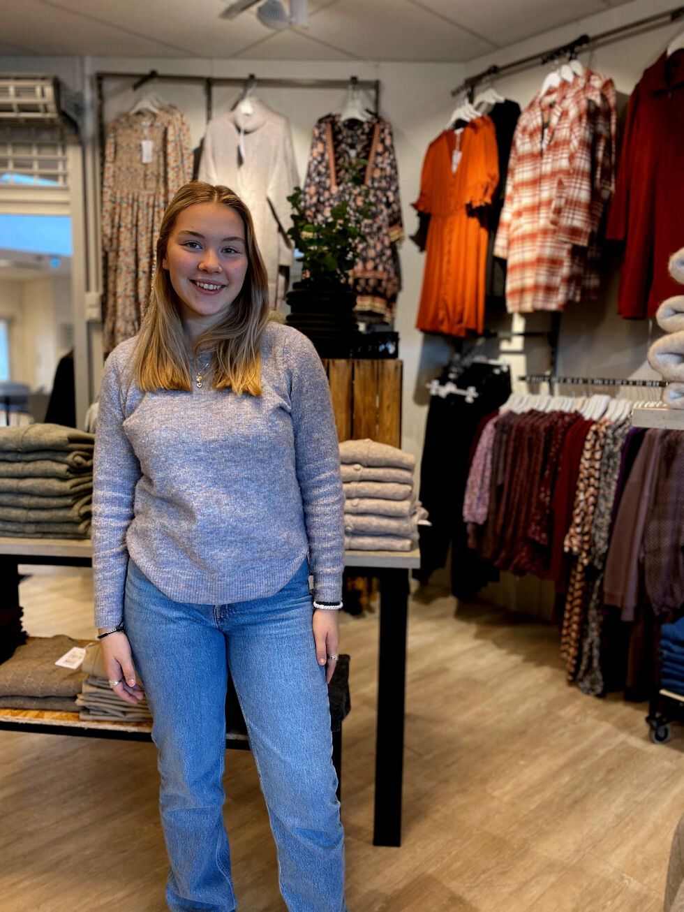 Lisa Mikalsen (15) trives i sin nye jobb.
 Foto: privat