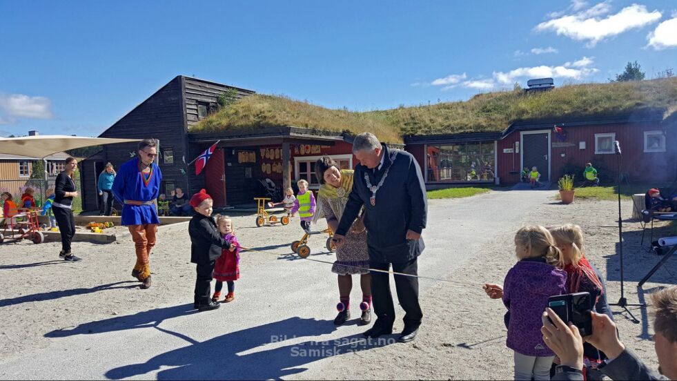 I august 2016 fikk Røros et eget sørsamisk barnehagetilbud, da ordfører Hans Vintervold og sametingspresident Aili Keskitalo klippet snora til den nye barnehageavdelinga Svaale (fjellrev). Nå blir hele Røros innlemmet som samisk kommune.
 Foto: Silje Muotka