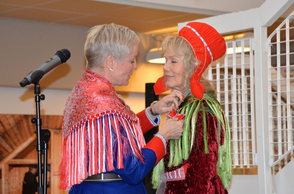 Her foretar fylkesmannen i Finnmark, Ingvild Aleksandersen, den høytidelige overrekkelsen av Den kongelige norske St. Olavs orden til kunstner og forfatter Synnøve Persen.
 Foto: Sonja E. Andersen