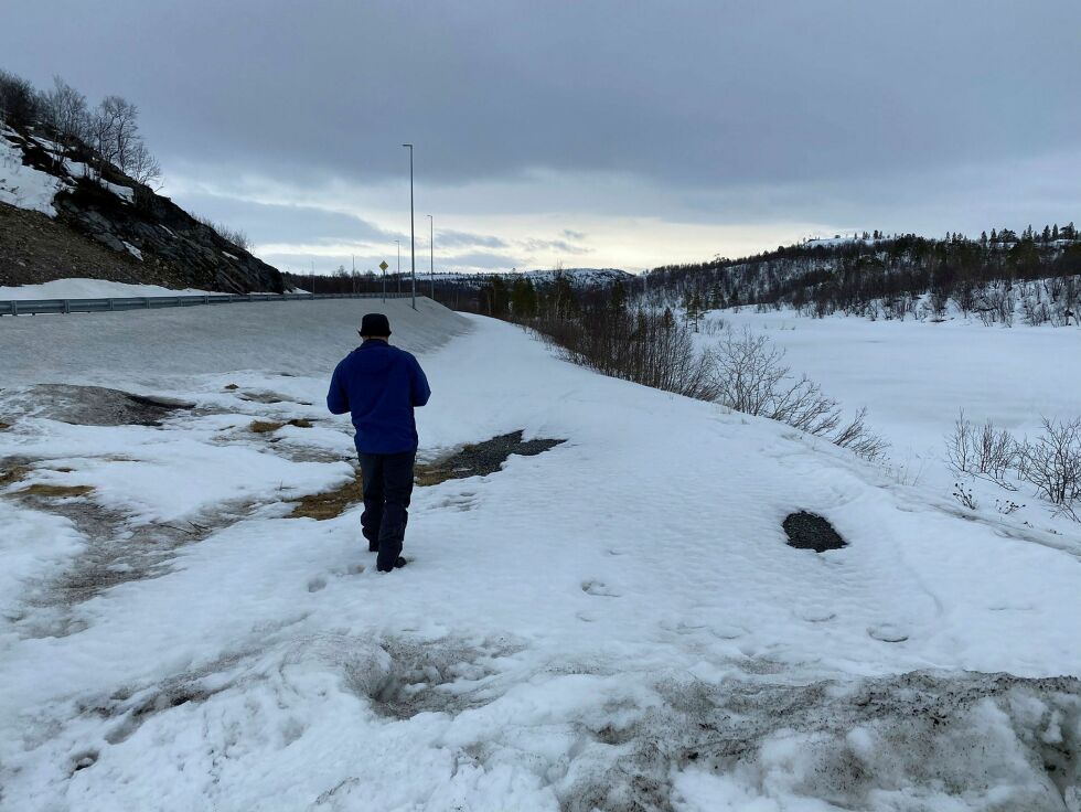 Fra bek­ken over Pikevannet/Nieidajávre får gang- og syk­kel­sti­en sta­tus som na­tur­sti, som ikke blir brøy­ta. For tur­gå­er Rune Ulv­ang er det­te to­talt upro­ble­ma­tisk.
Foto: Hall­geir Hen­rik­sen
 Foto: Hallgeir Henriksen