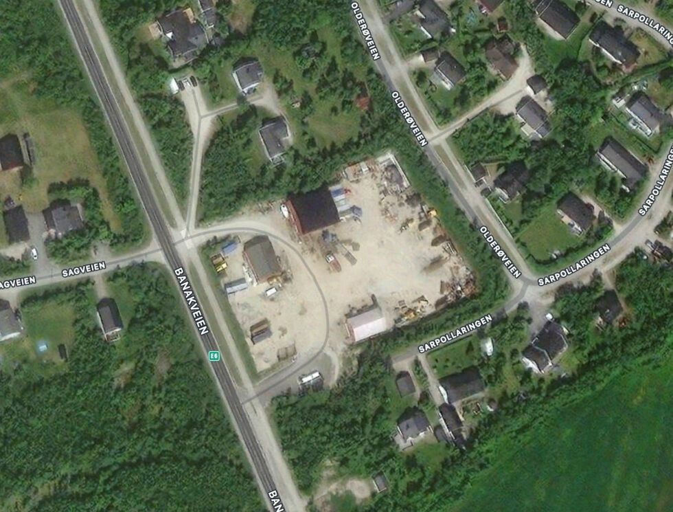 Det klages på støy fra dette industriområdet i Lakselv. Den påklagde lagerhallen er plassert mot øst, like ved boligområdet.
 Foto: Skjermdump