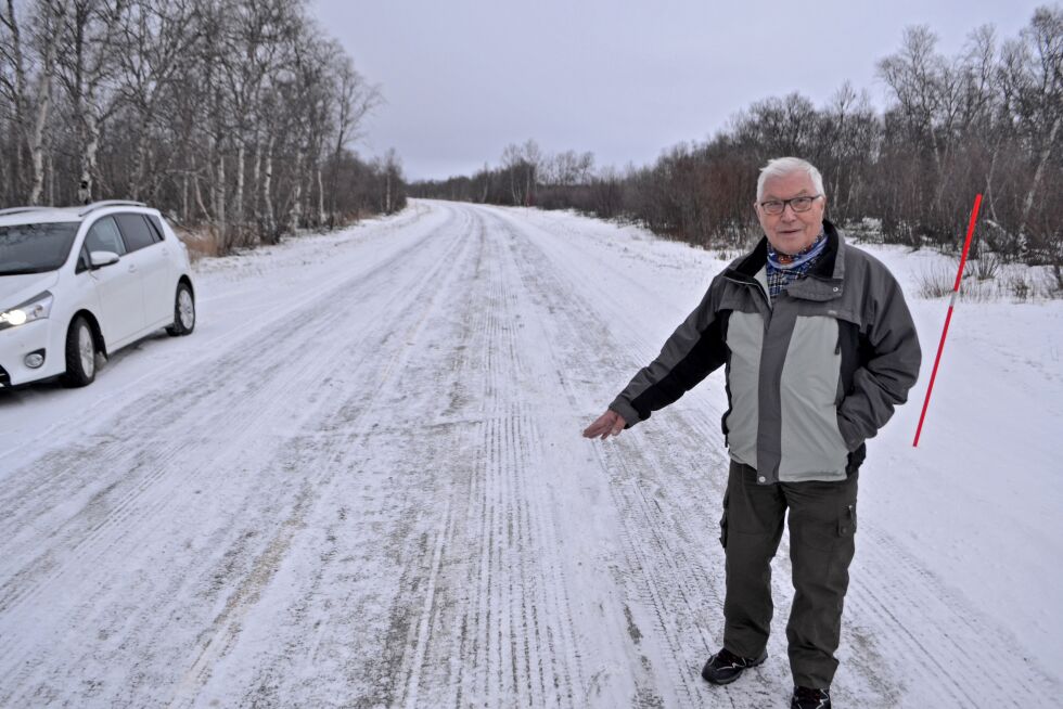 – Her er det så sporete at det er trafikkfarlig. Jeg håper vegvesenet får gjort noe så fort som mulig, og før det skjer ulykker, sier Asbjørn Dalsbø fra Smalfjord. Bildet er tatt i Holmfjell, der sporene er verst.
 Foto: Tom Hardy