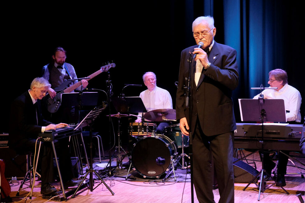 Solist Knut E. Pedersen ble akkompagnert av musikerne Arnstein Nielsen (til venstre), Arnfinn H. Vangsvik, Arnfinn Moen og Kjell Georg Stock.
 Foto: Bjørn Hildonen
