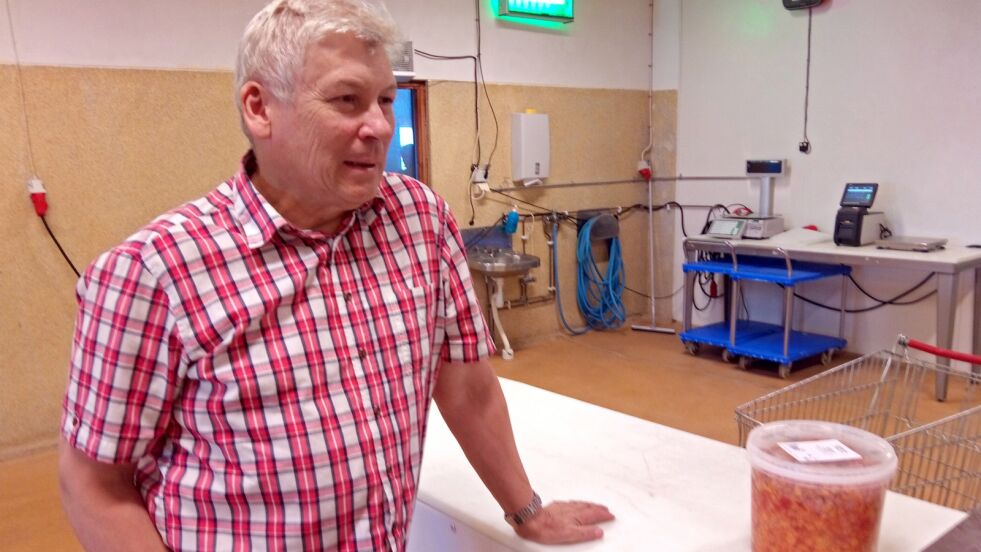 Ságat ble svært overrasket da vi møtte sametingspolitiker Per Mathis Oskal (Ap), som er kjent for å selge reinkjøtt i Norge, på multejakt i Kjøtthallen i Karesuando.
 Foto: Elin Margrethe Wersland