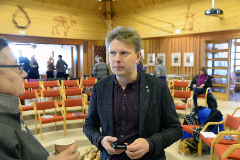 Ordfører i Hattfjelldal, Harald Lie (SP), er i gang med å tilrettelegge alt praktiske med at kommunene hans har blitt tospråklig.
 Foto: Steinar Solaas