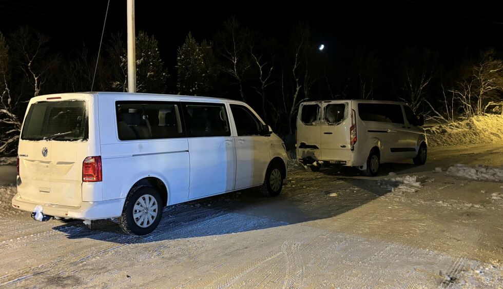 Tre kjøretøy som ble brukt til transport av passasjerer - uten å ha tillatelse til det - ble stanset på grensa ved Neiden.
 Foto: Statens vegvesen