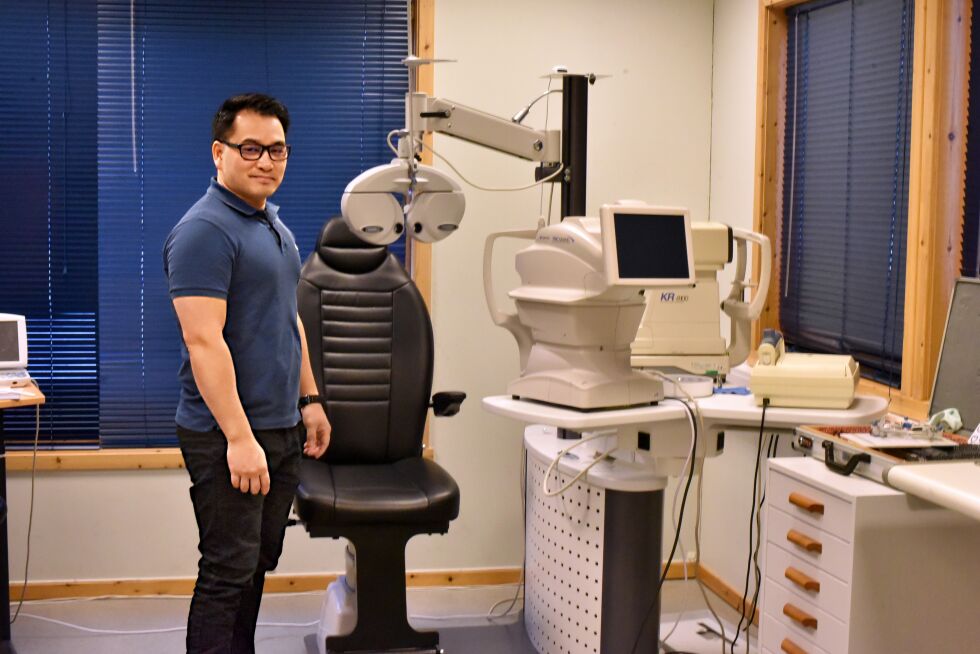 Vinh Trinh kan fortelle at det er investert i mye nytt utstyr. Men han tror ikke maskinene vil erstatte optikeren slik mange frykter i andre yrker. – Det vil alltid være behov for noen som kan styre maskinene, sier Vinh til Ságat.
 Foto: Bjørn Arne Johansen