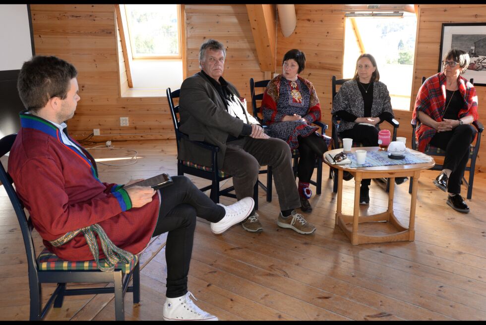 Mikkel Eskil Mikkelsen (til venstre) hadde invitert ordfører Jan-Folke Sandnes, presientkandidat Aili Keskitalo, FAU-leder Sissel Ann Mikkelsen og diakon Anna Kuoljok til samtale om flere aktuelle tema, deriblant Tysfjord-saken.
 Foto: Steinar Solaas