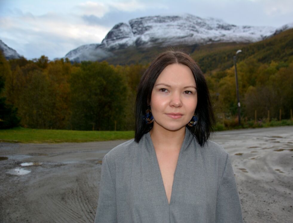 Kunstner Ramona Salo Myrseth viser utstillingen «Den samiske halvtimen» i Manndalen.
 Foto: Elin Margrethe Wersland