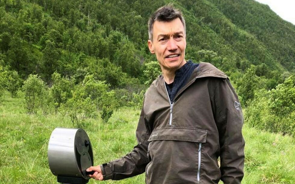 Tor Mikalsen har i en årrekke jobbet med synliggjøring av stedsnavn i kommunen, samt samisk kulturformidling. Her befinner han seg langs en kultursti i Svartskogen.
 Foto: Elin M. Wersland