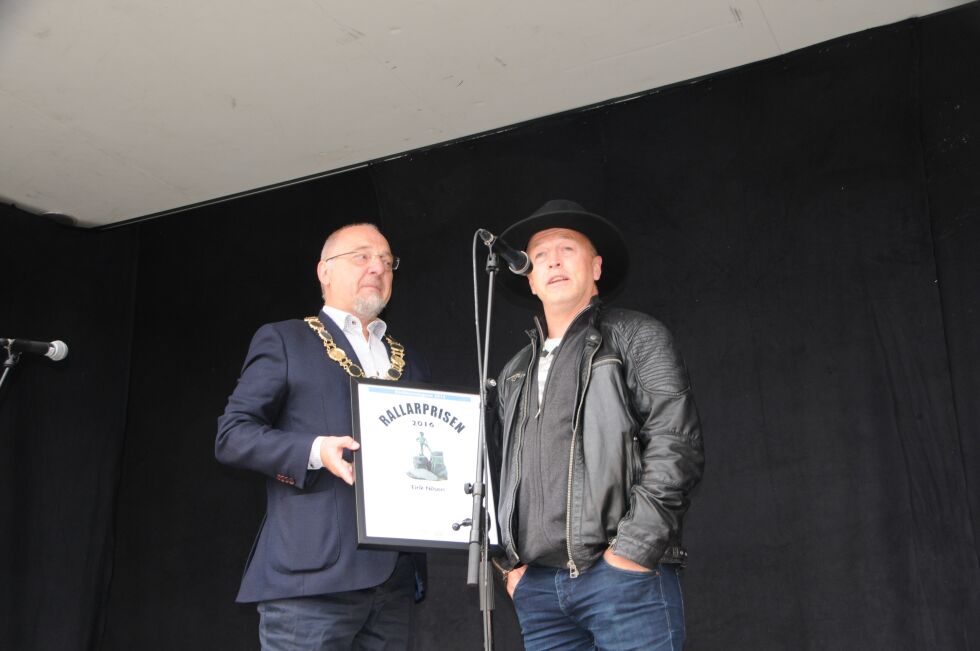OVERRASKA: Eirik Nilsen ble overraska og mest glad da han mottok diplom og rallarhatt for sitt uselviske arbeide for flyktninger, både i Hellas og i Sø-Varanger, av ordfører Rune Rafaelsen.
 Foto: Hallgeir Henriksen