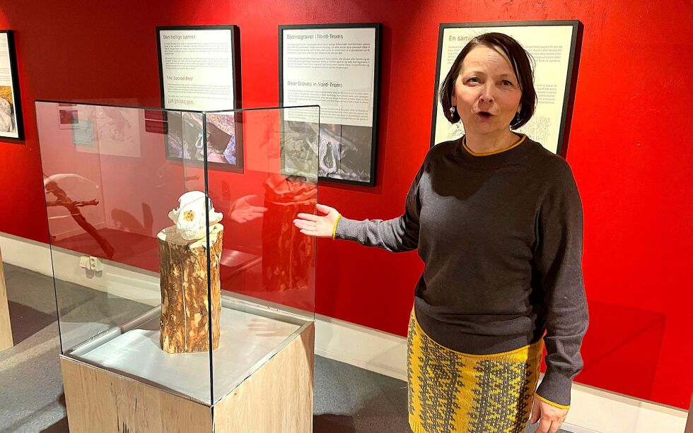 Konservator Lisa Vangen ved Nord-Troms museum forteller om utstillinga «Bjørnespor».
 Foto: Elin M. Wersland