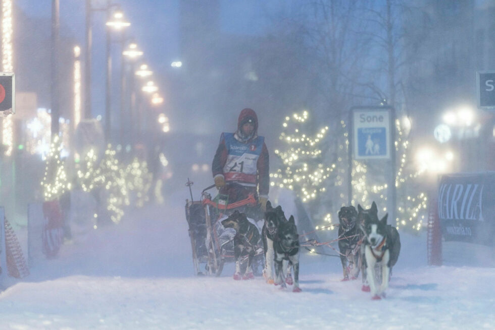 Årets finnmarksløp har av flere kjørere blitt beskrevet som en av de hardeste utgavene av hundeløpet, med store værkontraster. Bernt Henriksen ankom mål i Alta i et forrykende snevær i helga, og sikret seg 7. plass i FL-1200.
 Foto: Marthe Nyvoll