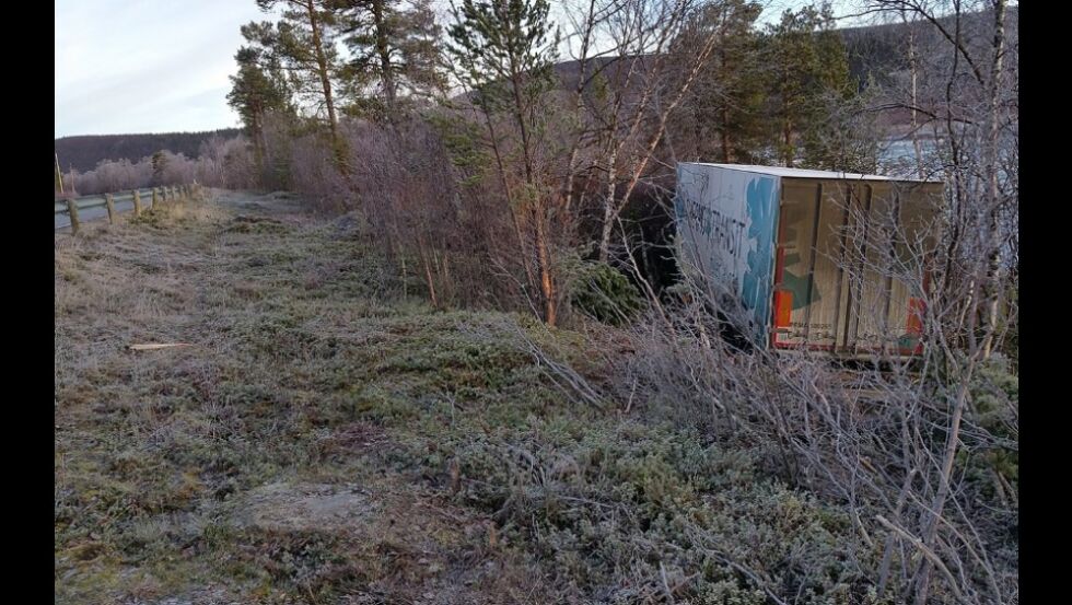 NÆR ELVA:
Denne utenlandske traileren havnet nesten i elva et par mil utenfor Karasjok.
 Foto: Mikkel Sara