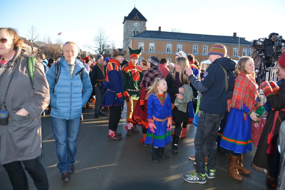 Folk strømmer til torget i Trondheim for å delta på 100-årsjubileet Tråante 2017, som pågår hele denne uken.
 Foto: Kristin Marie Ericsson