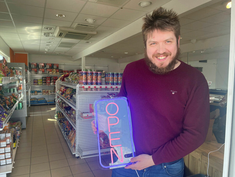 Sondre Hauge forteller at det kommer flere nordmenn for å handle etter at thaibutikken måtte flytte til Tanabru.
 Foto: Birgitte Wisur Olsen