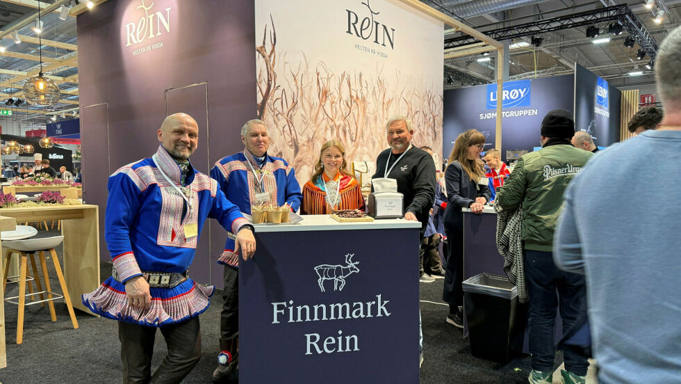 Finnmark Rein fra Tana deltar sammen med Markedsutvalget for reinkjøtt og Innovasjon Norge på storkjøkken-messa Umami Arena i Nova Spektrum i Lillestrøm denne uka. Man får smake på reinkjøttprodukter, servert av Johan Buljo, Kjell Erik Oskal, Áile Smuk Buljo og Arnt Guttormsen.
 Foto: Markedsutvalget for reinkjøtt