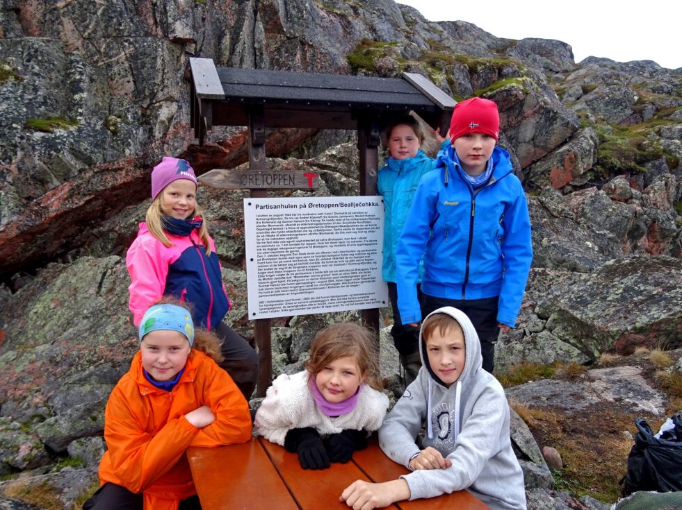 Her er fra venstre Marie, Sofie, Tobias, Emilie, Victoria og Vova omsider fremme ved partisanhula.
 Foto: Grethe Skauge