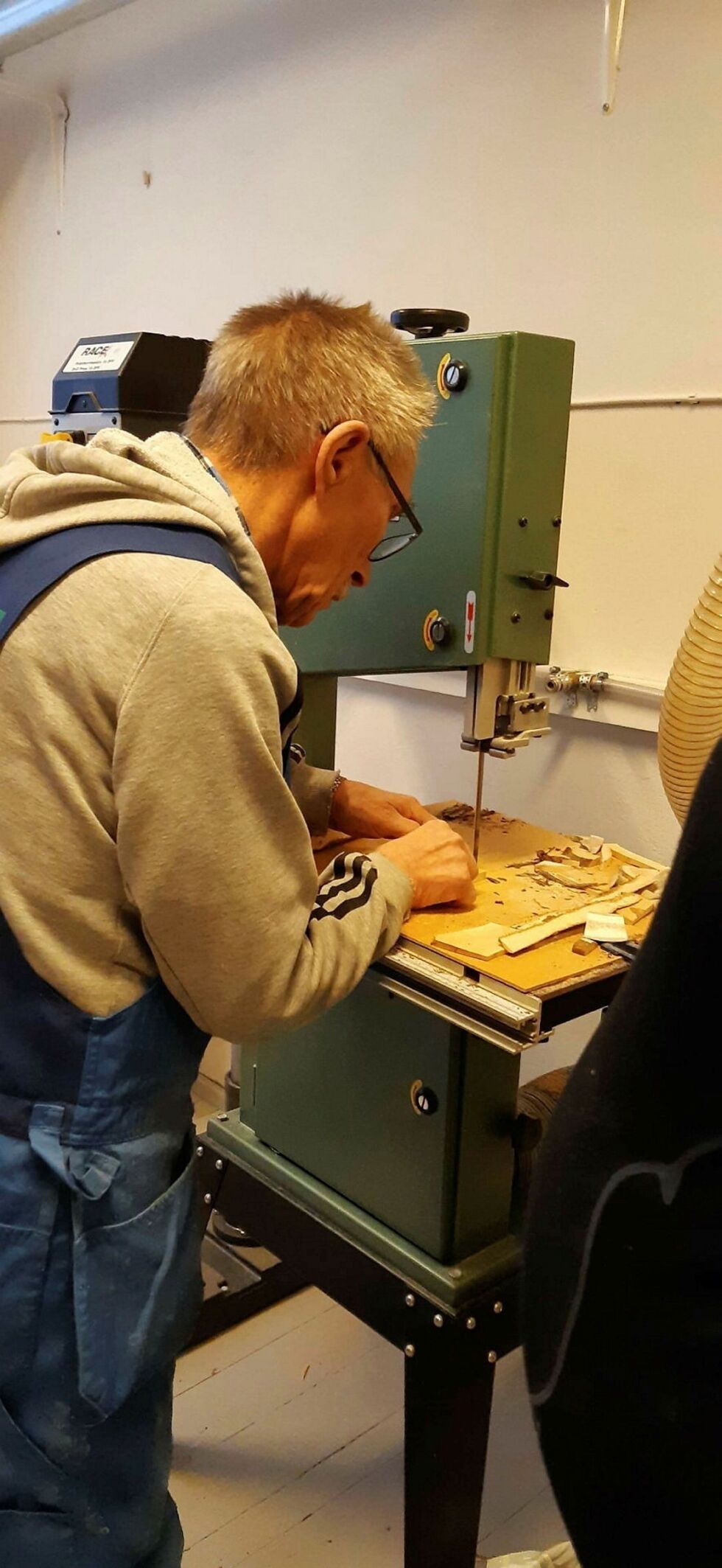 Kursholder Per Andersen skjærer horn.
 Foto: Annemarie Kjeldsø