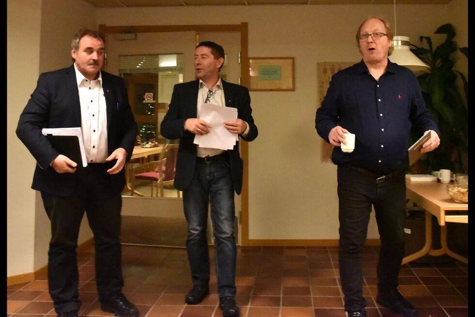 Det er ikke ofte FrPs Torgeir Thomassen og TLPs Helge Olaussen er enige, men når det kommer til hvordan kommunen kan gå til topps i «Årets sløsekommune» er de begge hjertens enige om at salg av rådhuset vil gjøre susen. I midten Høyres Knut Roger Hanssen.
 Foto: Bjørn Arne Johansen