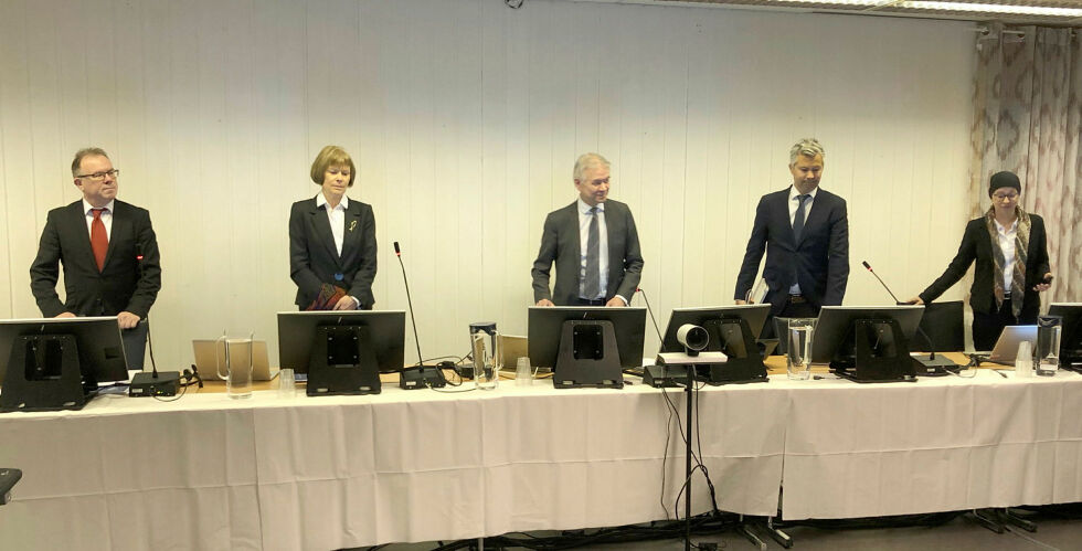 Utmarksdomstolen, anført av lagdommer Nils Asbjørn Engstad (i midten), står foran en formidabel oppgave når ukene i retten er avsluttet. Som underlag har de 17.000 sider med dokumenter å arbeide seg igjennom.
 Foto: Stein Torger Svala