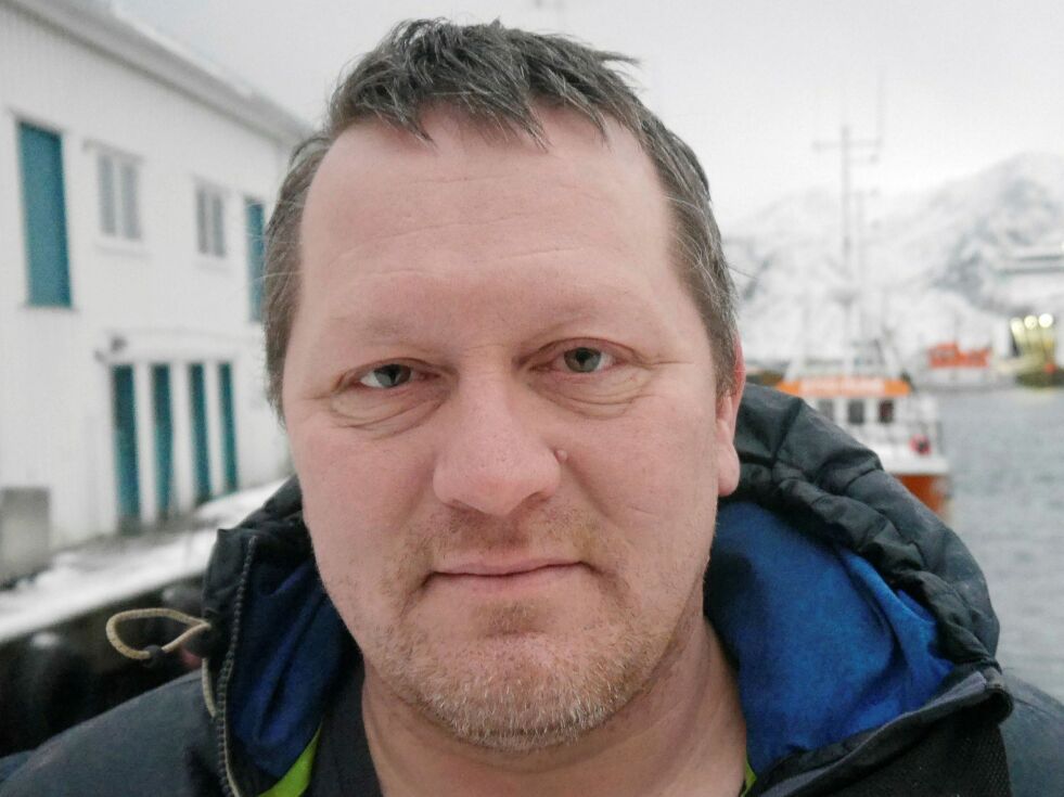 Ordfører Tor Mikkola oppfordrer folk til å unngå store forsamlinger og til å bruke munnbind om man ikke kan holde avstand på en meter på grunn av økt coronasmitte i Nordkapp.
 Foto: Geir Johansen