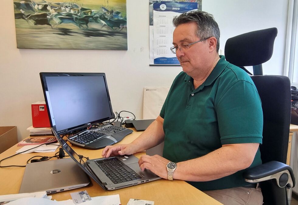 Knut Store er allerede den som har flest antall år i ordførerstolen i Nesseby. Nå går 61-åringen inn for fire nye år, som han sier blir de fire siste.
 Foto: Torbjørn Ittelin