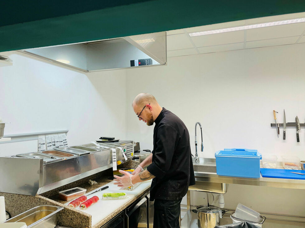Få dager etter at Edgar Liepins har åpnet sushirestauranten sin i Kirkenes sentrum, er responsen over all forventning.
 Foto: Nina Gudrun Karisaari