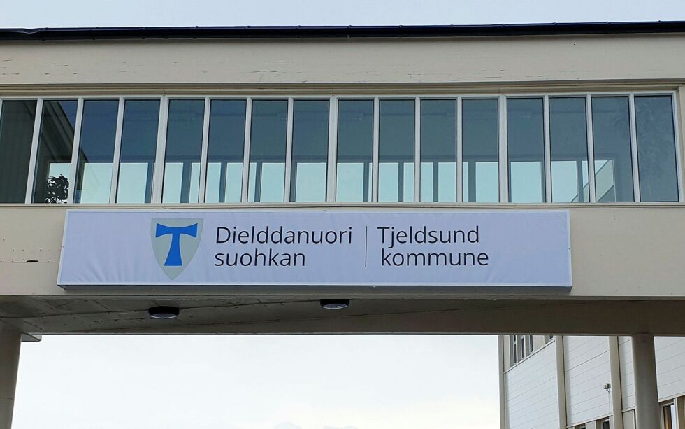 Nye Tjeld­sund har gjort for­be­re­del­ser. To­språk­lig kom­mu­ne­navn kom raskt opp på råd­hus­et et­ter etab­le­ring av den nye kom­mu­nen. (Foto: Stei­nar Sol­aas)
