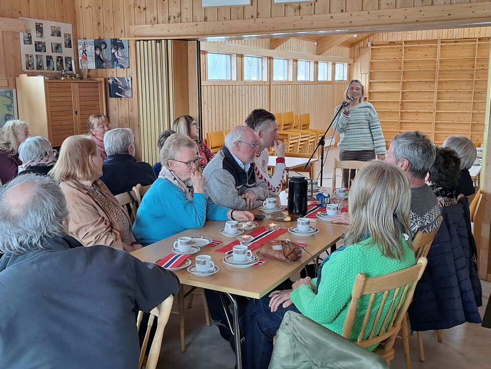 Folk fortalte historier om evakuering og gjenreisning i Vestertana kirke. Her forteller Inger Andersen om farens ferd over Tarmfjorden.
 Foto: Torbjørn Monsen