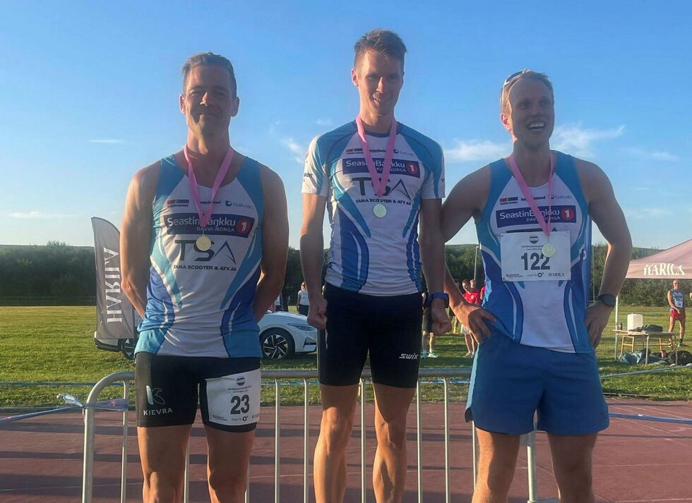Løperne fra Sirma IL, Piera Tobiassen (midten), Erlend Skippervik Sætre (til venstre) og Ole Viktor Ravna, tok hele seierspallen i herreklassen under Qvæntrimmila.
 Foto: Privat