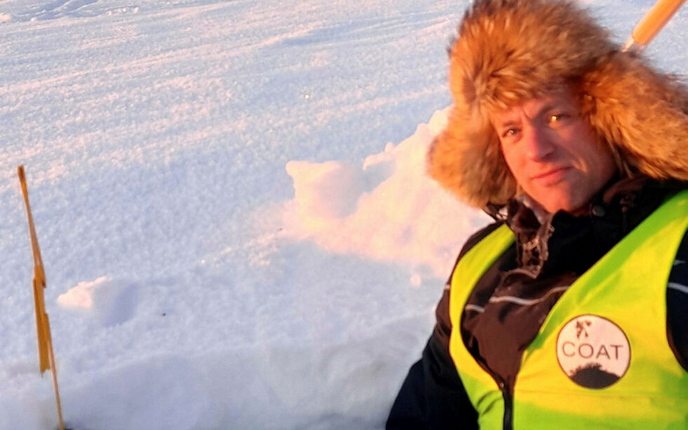 Her er Jan Erik Knutsen ved værstasjonen på Reinhaugen/Boazoaivi i Nesseby kommune da de var ute og tok de siste snemålingene.
 Foto: Berit Tønsberg Gaski