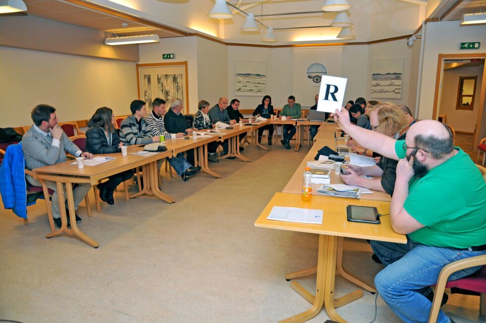 Jon Nikolaisen (nærmest til høyre) varsler allerede nå motstand mot at kommunen skal låne penger for å kjøpe en Seawalk.
 Foto: Arkivfoto: Bjørn Arne Johansen