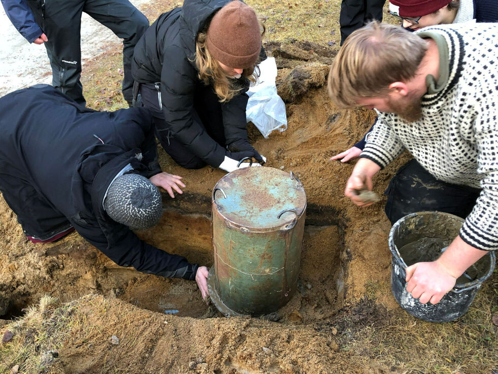Ut­en­for museet graves det i jorden. I hullet skal tønna plas­se­res, og bål fyres.
 Foto: Stein Torger Svala